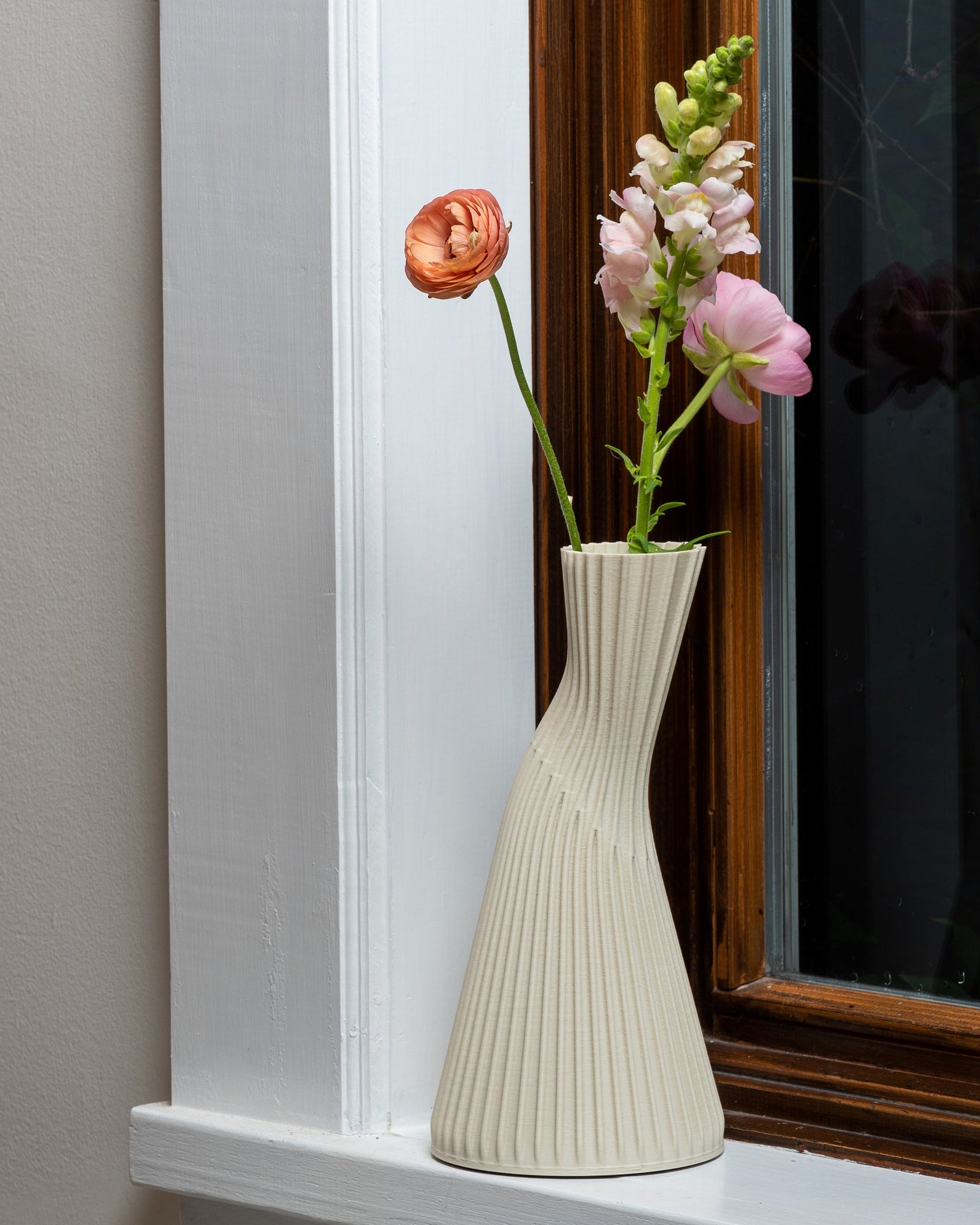Conan white flower vase - Cyrc sustainable home decor