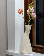Conan white flower vase - Cyrc sustainable home decor