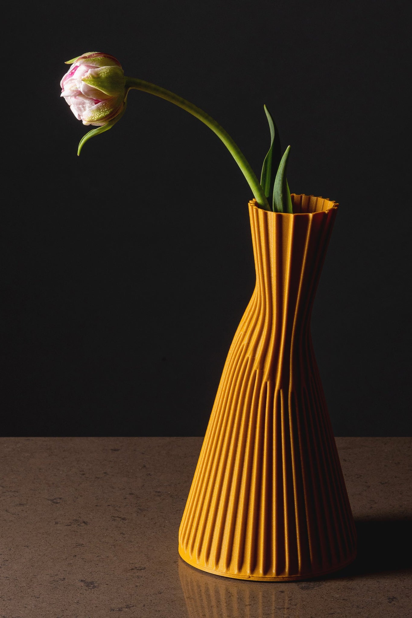 Vase à fleurs ocre Conan - Cyrc décoration intérieure durable
