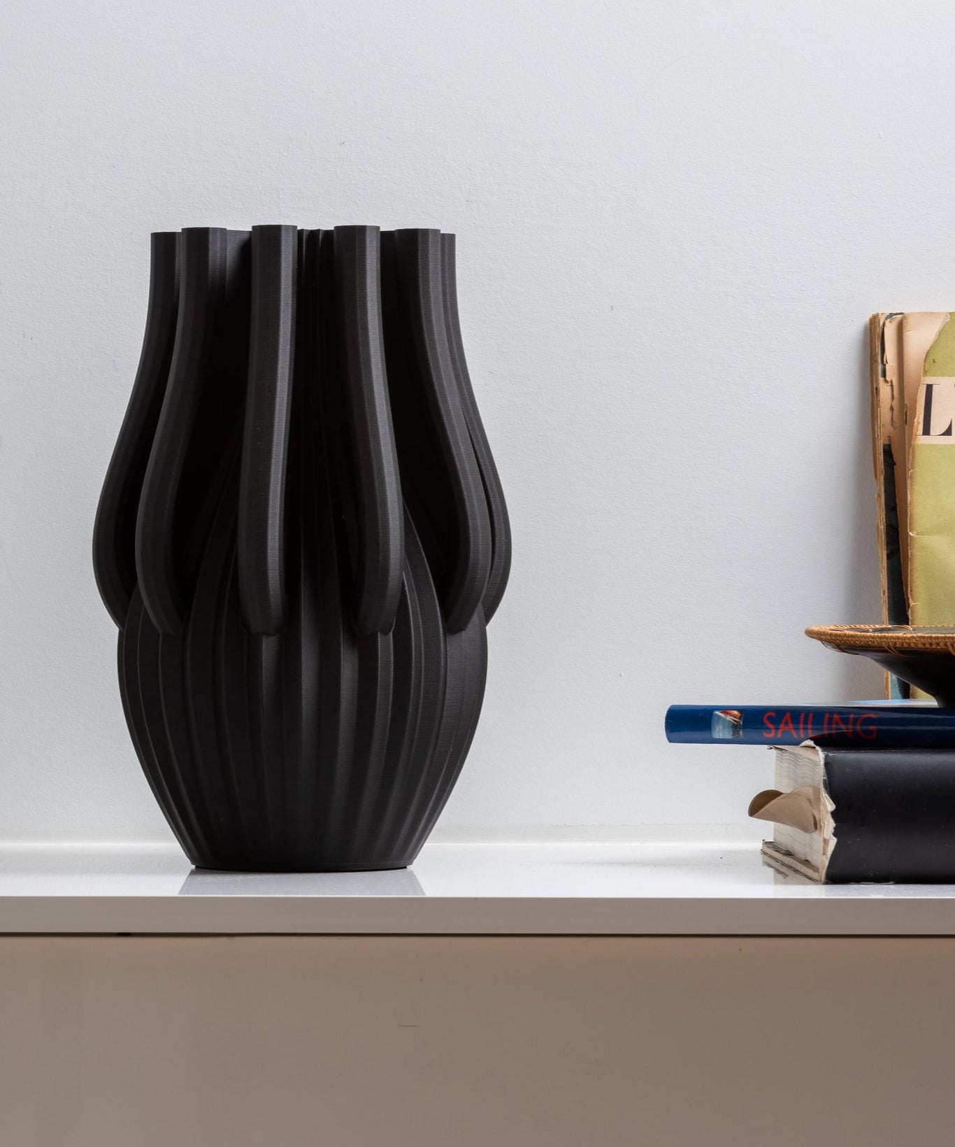 absalon black vase - Cyrc sustainable home decor