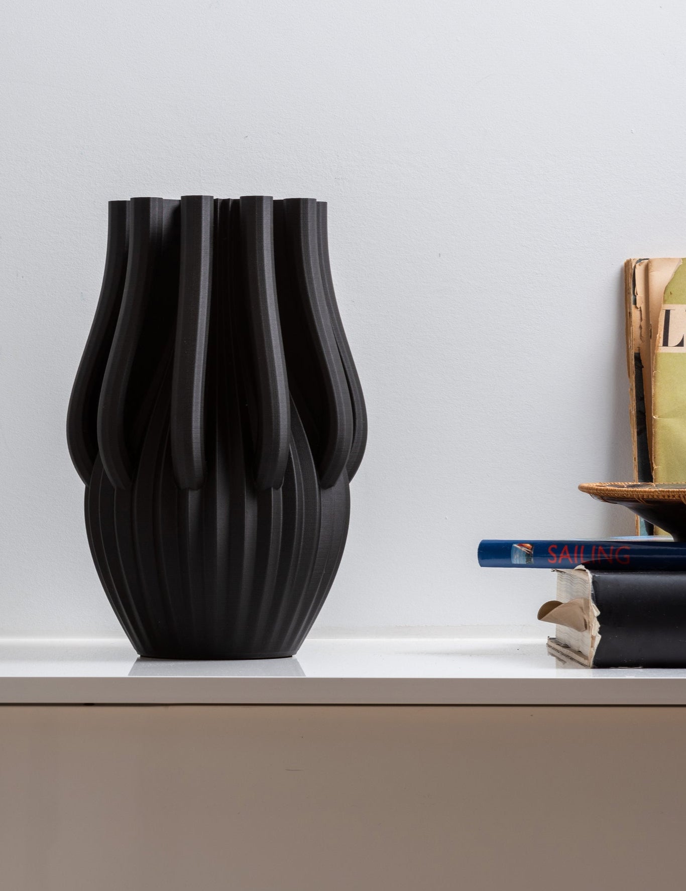 absalon black vase - Cyrc sustainable home decor